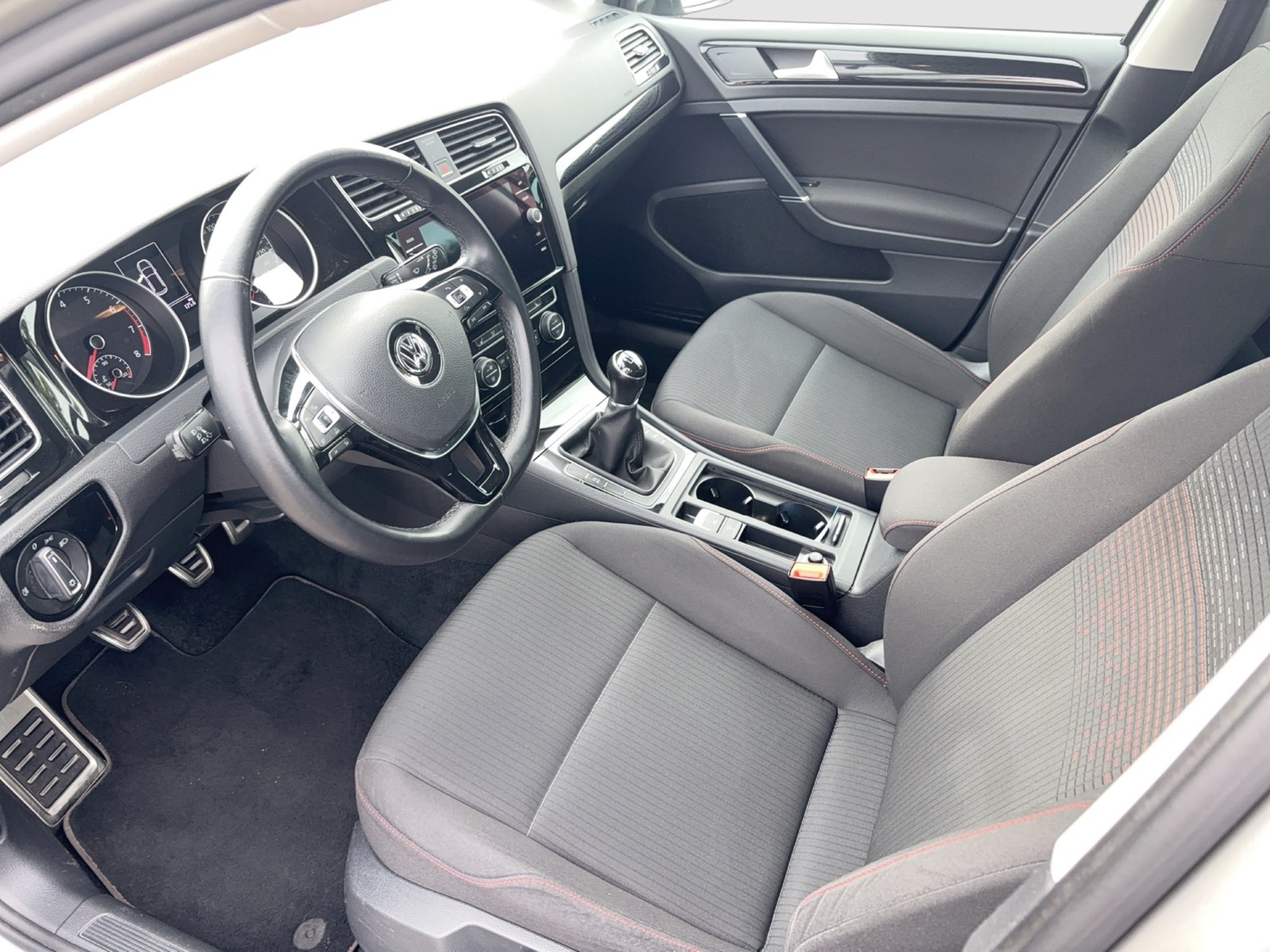 Fahrzeugabbildung Volkswagen Golf VII Lim. TSI Sound LED ACC PDC APP-Connect