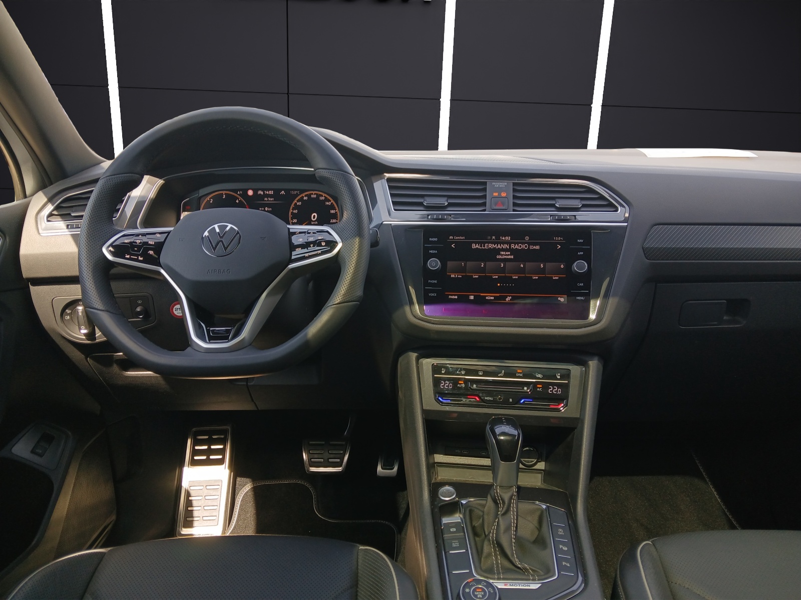 Fahrzeugabbildung Volkswagen Tiguan Allspace TDI R-Line DSG 4M STH Matrix AHK Navi AID Pano HUD ACC RFK 20