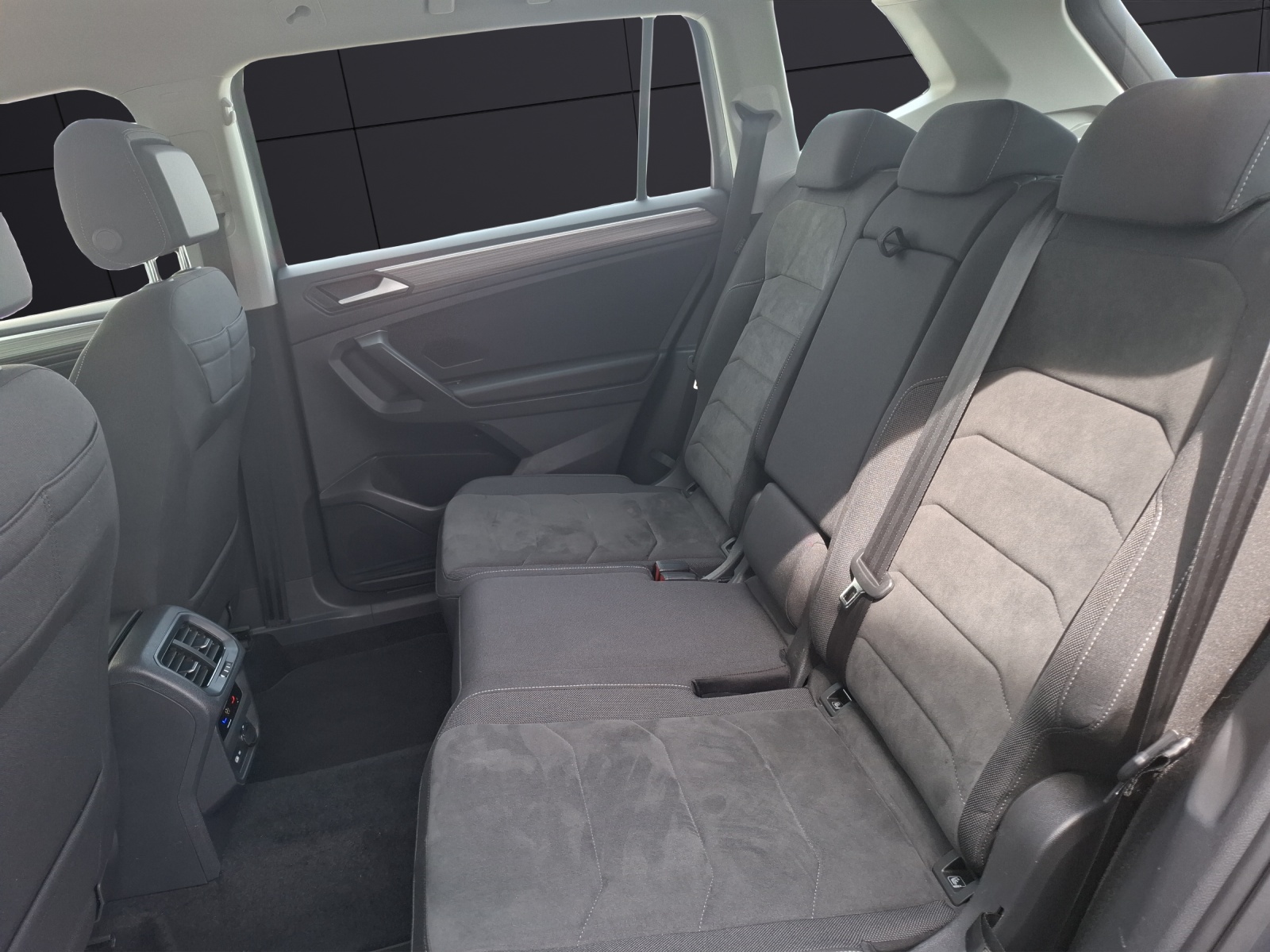 Fahrzeugabbildung Volkswagen Tiguan Allspace TDI Elegance DSG 4M Matrix AHK Navi AID HUD ACC RFK